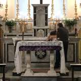 Arriviamo dunque dinanzi all'altare maggiore marmoreo, restaurato nel 1893. La parte superiore racchiude la raffigurazione di un agnello con la croce e di due teste di cherubini. Le basi di sostegno sono invece a dir poco particolari: consistono in due zampe di leone fissate a un basamento in pietra, a ricordare ancora il legame con la citt� lagunare